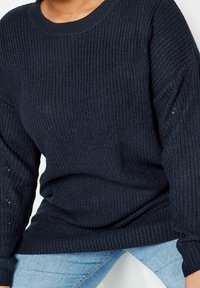 Dunkelblauer, gestrickter Pullover mit einem strukturierten Muster. Verfügt über gerippte Bündchen und Saum, runden Halsausschnitt und lockere Passform.