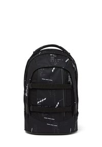 Zaino nero con un tessuto testurizzato, caratterizzato da un motivo geometrico bianco, due spallacci regolabili e un compartimento principale con zip.