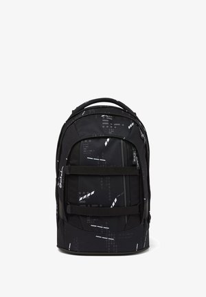 Zaino nero con un tessuto testurizzato, caratterizzato da un motivo geometrico bianco, due spallacci regolabili e un compartimento principale con zip.