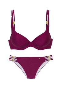 Bikini komplet v globoki magenti, ki vsebuje podloženo modrček z nastavljivimi naramnicami in zlatimi detajli, v kombinaciji z ujemajočimi se hlačkami, okrašenimi s stranskimi dodatki.