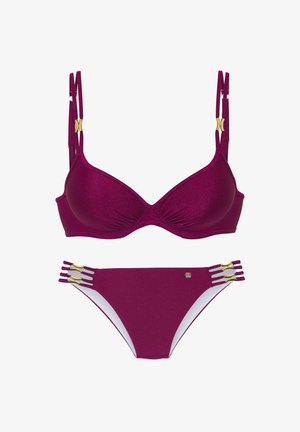 Conjunto de bikini en magenta intenso, que incluye un sujetador con relleno y tirantes ajustables, combinado con una parte inferior a juego decorada con herrajes en los laterales.