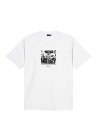 Witte katoenen t-shirt met op de voorkant een vierkant zwart-witfotografie, waarop meerdere personen op stoelen zitten.