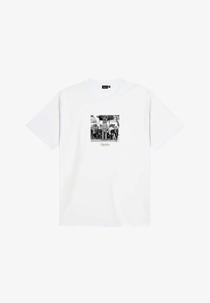 Weißes Baumwoll-T-Shirt mit einem quadratischen schwarz-weiß Foto auf der Vorderseite, das mehrere Personen zeigt, die auf Stühlen sitzen.