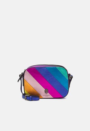 Leren schoudertas met diagonale strepen in roze, paars, blauw, groen en oranje, met logo-detail en verstelbare strap.