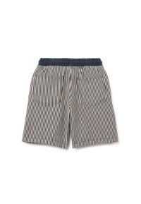 Pantaloni corti a righe blu e bianchi, con cintura elastica e due tasche posteriori. Tessuto liscio con una vestibilità su misura e orlo ordinato.