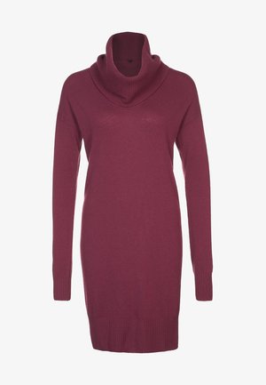 Bordowa sukienka z dekoltem typu komin, z długimi rękawami, o fakturze prążkowanego dzianiny, dopasowana w talii i lekko rozkloszowana ku dołowi.