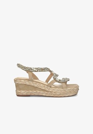 Beige wedge sandalen met een gevlochten jute zool, voorzien van decoratieve rhinestone banden en een soepel leren bovenwerk. Inclusief verstelbare enkelband.