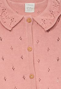 Lys rosa strikket cardigan med dekorativ krage, med små hullmønstre og treknapper foran. Merke synlig inni.