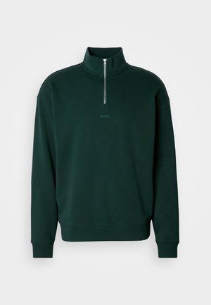 Tmavě zelená mikina s vysokým límcem, půlzipovým zapínáním a žebrovanými manžetami. Na hrudi je jemné logo "HUGO".