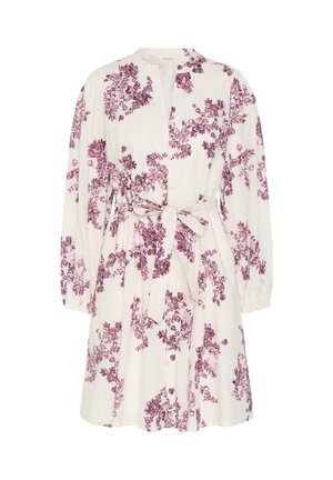 Robe blanche à manches longues avec motifs floraux roses, un col rond, des boutons sur le devant et une ceinture à nouer à la taille.