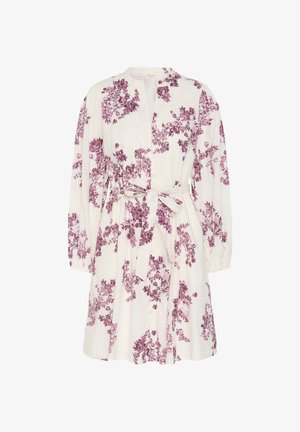 Robe blanche à manches longues avec motifs floraux roses, un col rond, des boutons sur le devant et une ceinture à nouer à la taille.