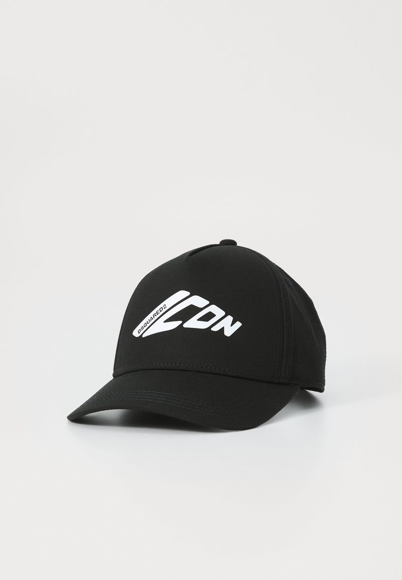 Schwarze Kappe aus Stoff, mit gebogenem Schirm, verstellbarem Riemen und einem weißen Logo, das vorne aufgedruckt ist.