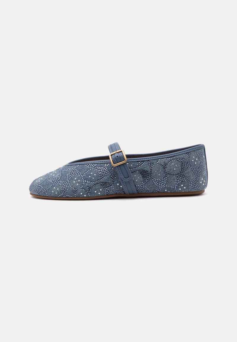 Escarpin plat Mary Jane bleu avec motif floral ajouré, sangle ajustable avec boucle dorée et semelle fine marron.