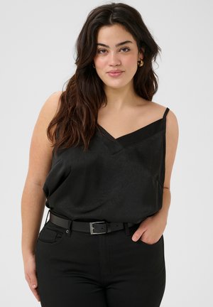 Zwarte satijnen top met een V-halsontwerp, dunne bandjes en een licht gestructureerd oppervlak, gecombineerd met een aansluitende zwarte broek en een riem.