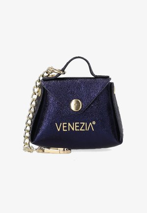 Kleine dunkelblaue Handtasche mit glänzender Oberfläche, goldenen Beschlägen, einem oberen Griff und einem Kettenriemen. Mit Klappenverschluss und Logodetail.