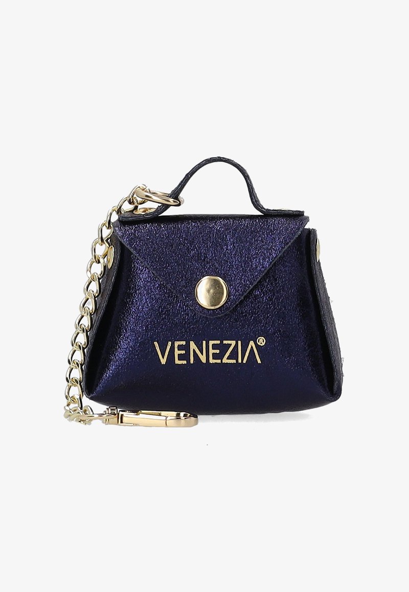 Mała granatowa torebka z błyszczącym wykończeniem, złotymi akcentami, górnym uchwytem i łańcuchowym paskiem. Posiada zapięcie na klapkę i detal z logo.
