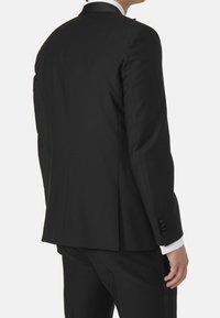 Zwarte colbert met een getailleerde pasvorm. Voorzien van een enkele split, notch revers en knoopmanchetten. Gladde stof met een lichte glans.