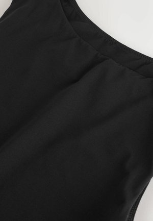 Juodas audinys, priartinimas, su lygiu tekstūru ir lengvu kritimu, su apvaliu iškirpimu ir siūlių detalėmis. Nėra matomų detalių ar raštų.