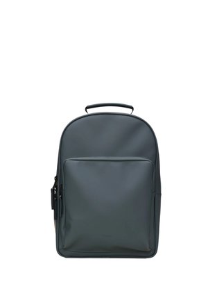 Zaino grigio scuro realizzato in materiale sintetico liscio. Presenta una maniglia superiore, una tasca frontale con zip e cerniere laterali; design minimalista.