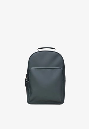 Zaino grigio scuro realizzato in materiale sintetico liscio. Presenta una maniglia superiore, una tasca frontale con zip e cerniere laterali; design minimalista.