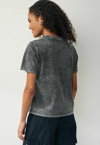 Next SHORT SLEEVE SPARKLE EMBELLISHED REGULAR FIT - Triko s potiskem - washed charcoal grey
