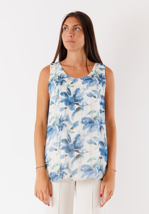Top senza maniche realizzato in tessuto leggero, con un motivo floreale blu e foglie verdi su uno sfondo chiaro; scollatura rotonda, vestibilità ampia.