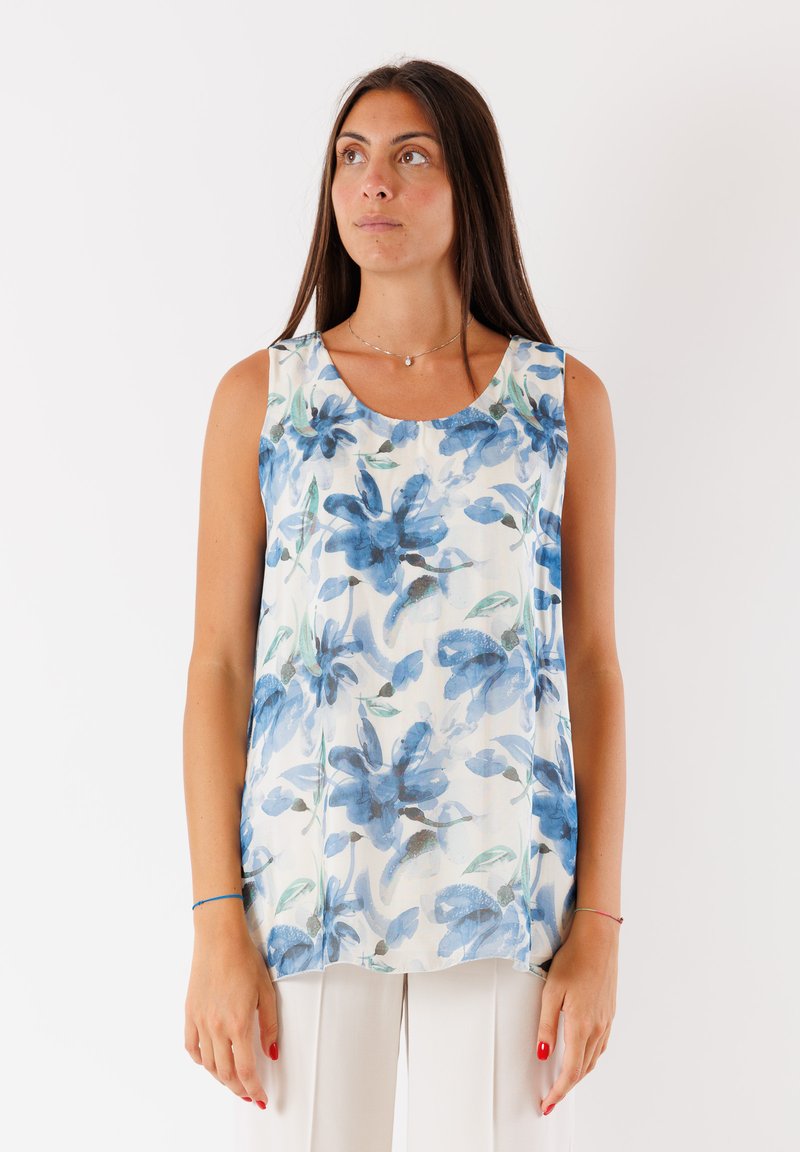 Top senza maniche realizzato in tessuto leggero, con un motivo floreale blu e foglie verdi su uno sfondo chiaro; scollatura rotonda, vestibilità ampia.