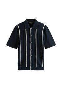 Polo de manga corta en azul marino con rayas verticales en contraste. Presenta un tejido texturizado, un collar estructurado y cierre de botones.