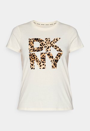 Kremowa koszulka z krótkim rękawem z wyrazistym, stylizowanym czarnym napisem "DKNY" w motywie panterki z przodu. Miękka tkanina, casualowy design.