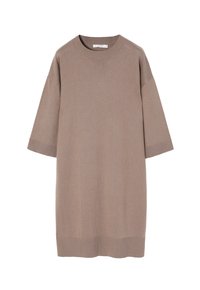 Robe en tricot oversize couleur taupe avec un col rond à côtes et des manches courtes. Texture lisse, design minimal et coupe au genou.