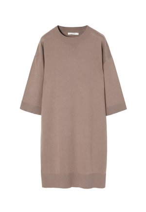 Robe en tricot oversize couleur taupe avec un col rond à côtes et des manches courtes. Texture lisse, design minimal et coupe au genou.