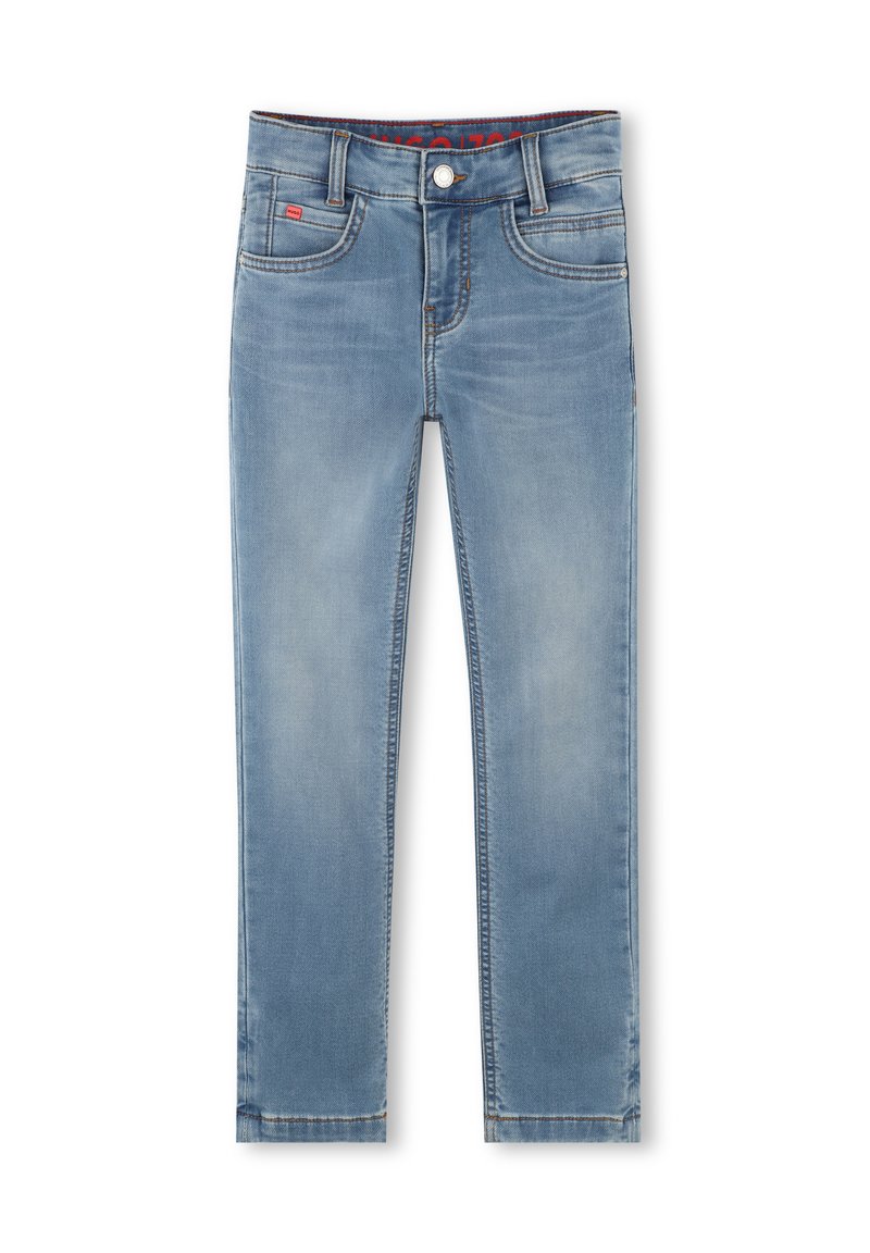 Jeans de mezclilla azul claro con un diseño ajustado. Presenta cinco bolsillos, un botón en la parte frontal y costuras en contraste. Textura suave con un ligero desgaste.