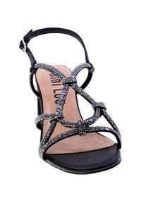 Sandalia negra con tiras y detalles de strass, presenta una puntera cerrada y un tacón cuadrado. Correa ajustable en el tobillo para un ajuste seguro.