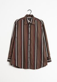 Camisa de manga larga con rayas verticales en marrón, rojo y blanco, que presenta un cuello puntiagudo, cierre de botones y un dobladillo curvado.