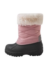 Różowe zimowe buty z pikowanym wierzchem, sztucznym futrem na mankiecie i czarną gumową podeszwą. Posiadają teksturowaną podeszwę zapewniającą przyczepność.