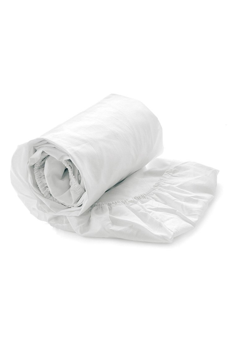 Gerolltes weißes Spannbettlaken mit elastischen Kanten, teilweise auf einer weißen Oberfläche entrollt.