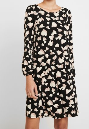 Schwarzes Kleid mit rundem Ausschnitt und langen Puffärmel, das ein verstreutes Muster aus cremigen und hellrosa Herzen präsentiert. Weicher Stoff, lockere Passform.
