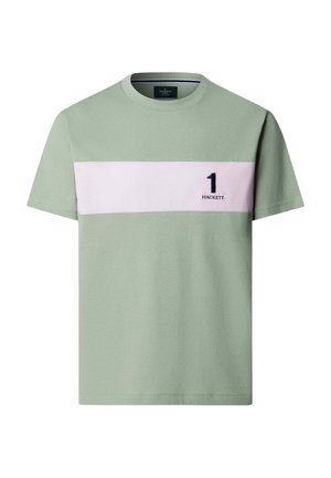 Camiseta de manga corta de color verde claro con una franja horizontal blanca a lo largo del pecho que presenta un número "1" negro y la palabra "Hackett".