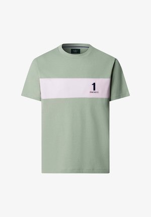 Camiseta de manga corta de color verde claro con una franja horizontal blanca a lo largo del pecho que presenta un número "1" negro y la palabra "Hackett".
