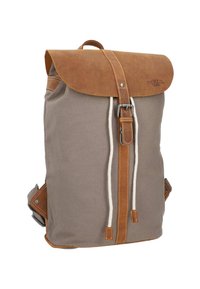 Pilkas kanvas kuprinės dizainas su rudos odos uždanga ir akcentais; turi sagtelės uždarymą, raištelį ir reguliuojamas petnešas.