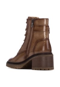 Bota de tobillo de charol marrón con tacón grueso, cremallera lateral y parte delantera con cordones. Presenta detalles texturizados y suela resistente con relieve.