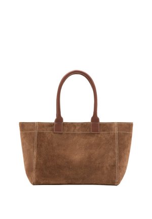 Bolso tote de ante marrón con dos asas de cuero redondeadas y costuras blancas visibles sobre fondo blanco liso.