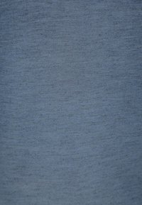 Lichtblauwe stof met een gladde textuur en subtiele variaties in tint, met een fijn weefpatroon. Geschikt voor kleding of stoffering.