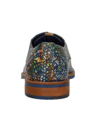 Leren schoenen met een meerkleurig, textuurontwerp met groene, blauwe en oranje patronen. Bruine houten zool met een blauwe accentlijn.