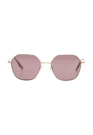 Sechseckige, rosa getönte Sonnenbrille mit dünnem goldfarbenem Metallrahmen und verstellbaren Nasenpads, dargestellt vor weißem Hintergrund.