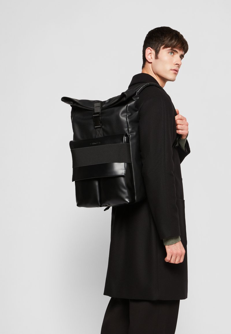 Calvin Klein TECH ROLL TOP UNISEX Rucksack black Zalando.co.uk