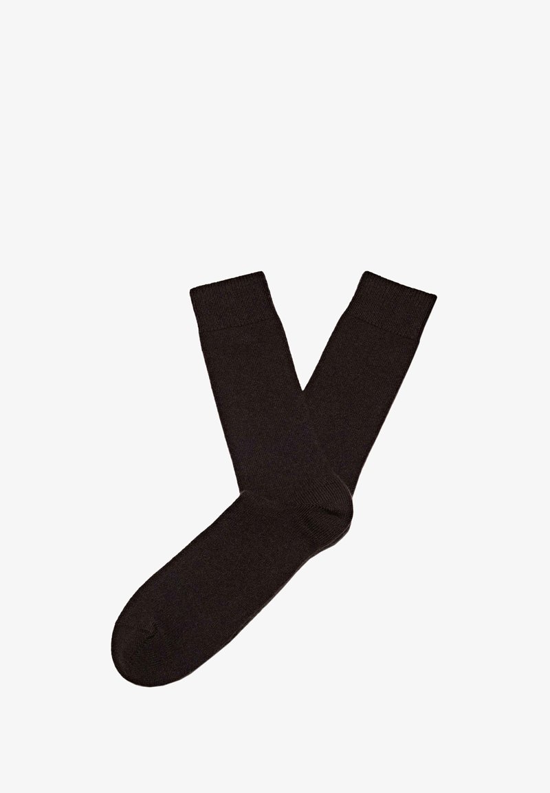 Braune Baumwollsocken mit ribbeltem Bündchen, die eine glatte Textur und ein klassisches Design aufweisen. Sie sind auf einem weißen Hintergrund in X-Form gefaltet.