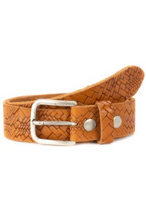 Ceinture en cuir tressé marron avec une boucle métallique rectangulaire argentée et deux rivets métalliques sur la boucle de la lanière.