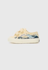 Gulldukket sneakers med to borrelåser. Har et blått hav-tema med delfiner og koraller. Teksturert gummisåle.