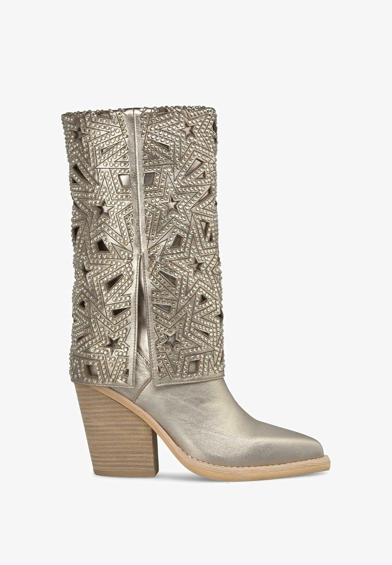 Stivale da cowboy in oro metallico con un design a stella ritagliata, decorato con perline. Presenta una punta affusolata e un tacco in legno impilato.